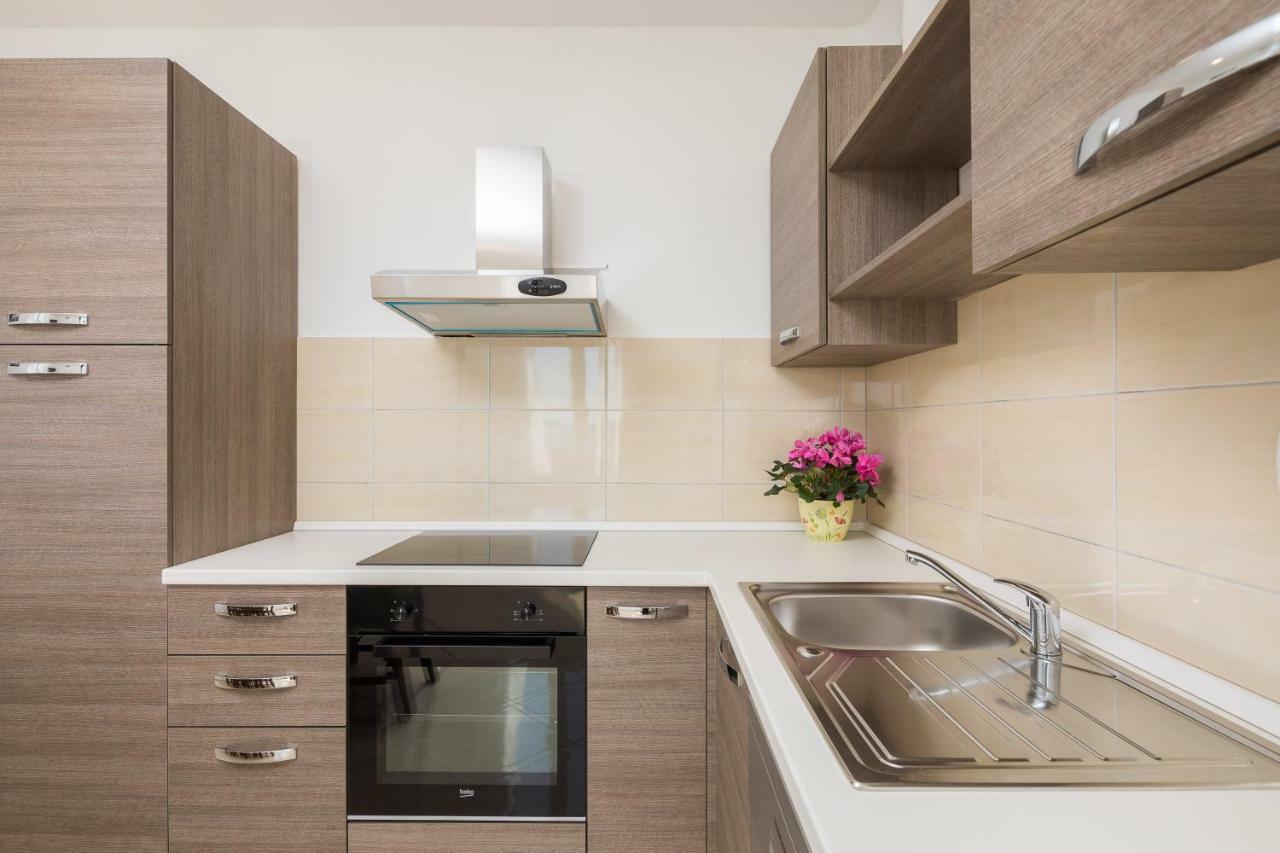 Sandy Beach Apartment Omis Exterior photo